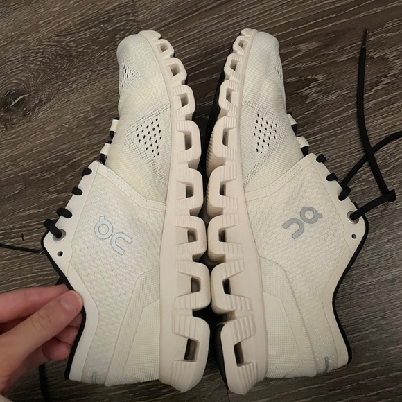 On cloud shoes - Picture 2 of 6